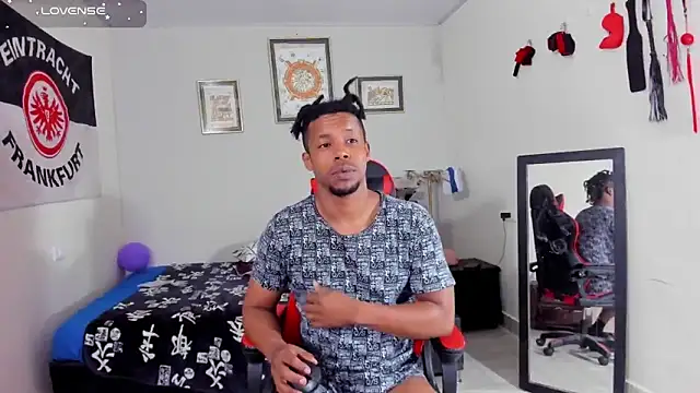 Snapshot of AlejoKhalifa_ chatting on October 28, 2025, 9:02 am AlejoKhalifa  online show from October 28, 2025, 9:02 am