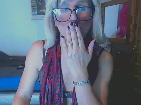 Snapshot of LorenJade chatting on March 14, 2025, 12:10 am LorenJade online show from March 14, 2025, 12:10 am