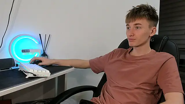 vibemygirl online show from December 4, 2024, 2:48 pm