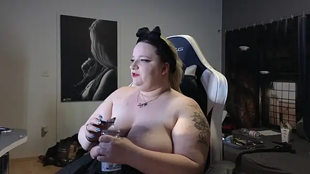 Curvy Lucy online show from December 1, 2024, 4:29 pm