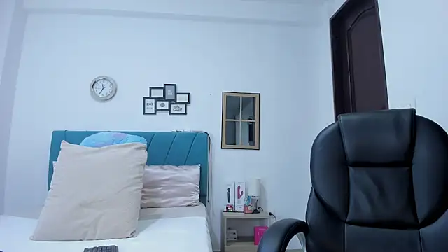 kamila lopez online show from November 24, 2025, 10:42 pm