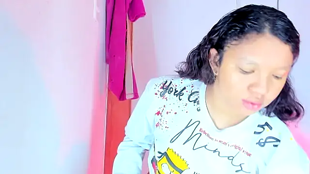 Emily Coper18 online show from September 18, 2025, 1:13 pm