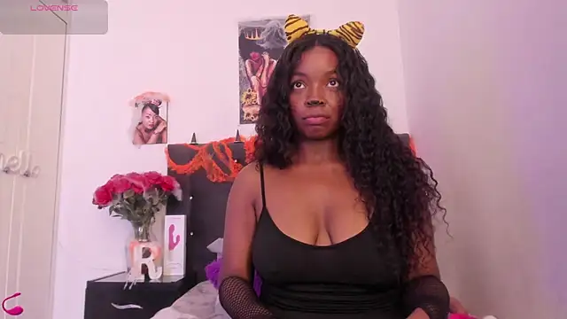 Snapshot of Reina_Love2 chatting on October 12, 2025, 3:11 pm Reina Love2 online show from October 12, 2025, 3:11 pm