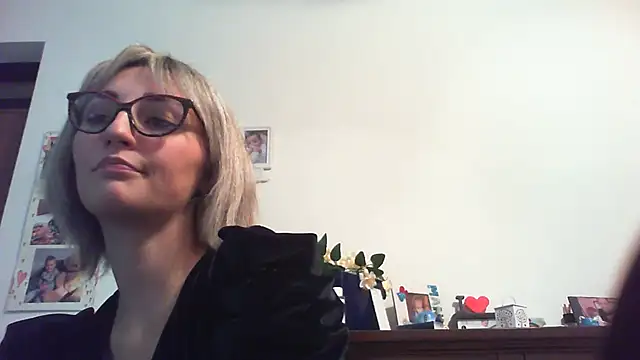 sexy blondie92 online show from January 3, 2025, 11:44 pm