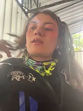 Broklinwhite  online show from June 25, 2026, 1:04 pm
