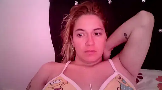 Snapshot of Izury_Blondee chatting on December 8, 2024, 11:57 am Izury Blondee online show from December 8, 2024, 11:57 am