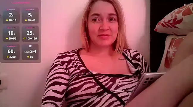 Snapshot of Izury_Blondee chatting on December 15, 2024, 12:17 pm Izury Blondee online show from December 15, 2024, 12:17 pm