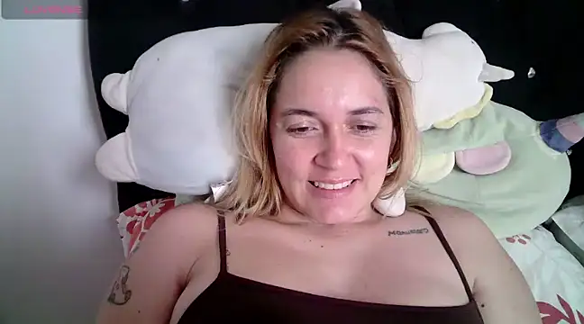 Snapshot of Izury_Blondee chatting on January 9, 2025, 8:22 pm Izury Blondee online show from January 9, 2025, 8:22 pm