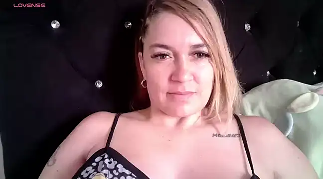 Snapshot of Izury_Blondee chatting on January 11, 2025, 1:53 pm Izury Blondee online show from January 11, 2025, 1:53 pm
