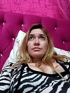 Snapshot of Izury_Blondee chatting on February 10, 2025, 11:25 am Izury Blondee online show from February 10, 2025, 11:25 am