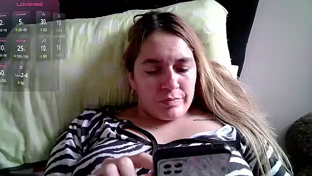 Snapshot of Izury_Blondee chatting on February 12, 2025, 7:02 pm Izury Blondee online show from February 12, 2025, 7:02 pm