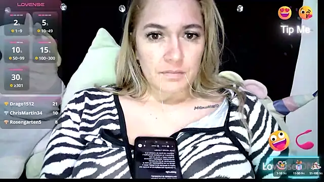 Snapshot of Izury_Blondee chatting on March 13, 2025, 2:49 am Izury Blondee online show from March 13, 2025, 2:49 am