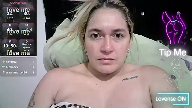 Snapshot of Izury_Blondee chatting on September 11, 2025, 1:06 am Izury Blondee online show from September 11, 2025, 1:06 am