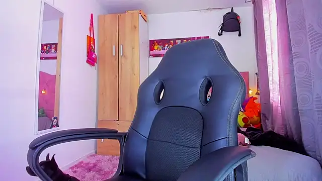 saralolo420 online show from December 13, 2024, 8:26 pm