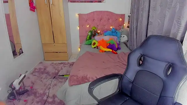 saralolo420 online show from December 24, 2024, 12:44 am