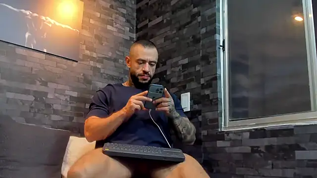 Snapshot of BruceDallas chatting on September 19, 2025, 11:16 pm BruceDallas online show from September 19, 2025, 11:16 pm