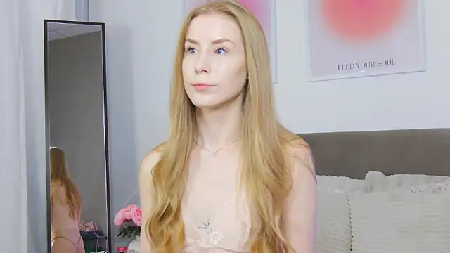 Snapshot of VioletiSwone chatting on September 20, 2025, 4:02 am VioletiSwone online show from September 20, 2025, 4:02 am