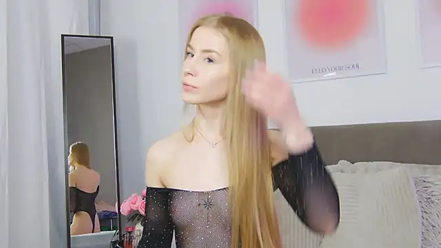 Snapshot of VioletiSwone chatting on September 26, 2025, 4:05 am VioletiSwone online show from September 26, 2025, 4:05 am