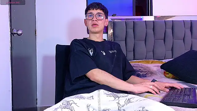 Snapshot of Mr_daren_ chatting on June 19, 2026, 7:28 pm Mr daren online show from June 19, 2026, 7:28 pm
