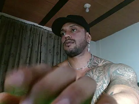Snapshot of manolofitt chatting on May 16, 2026, 6:39 pm manolofitt online show from May 16, 2026, 6:39 pm