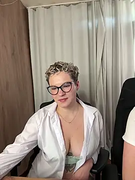 Snapshot of MrMrsRight chatting on September 18, 2025, 8:05 am MrMrsRight online show from September 18, 2025, 8:05 am