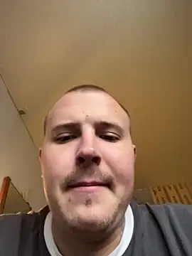 Snapshot of MrMrsRight chatting on October 31, 2025, 7:09 am MrMrsRight online show from October 31, 2025, 7:09 am