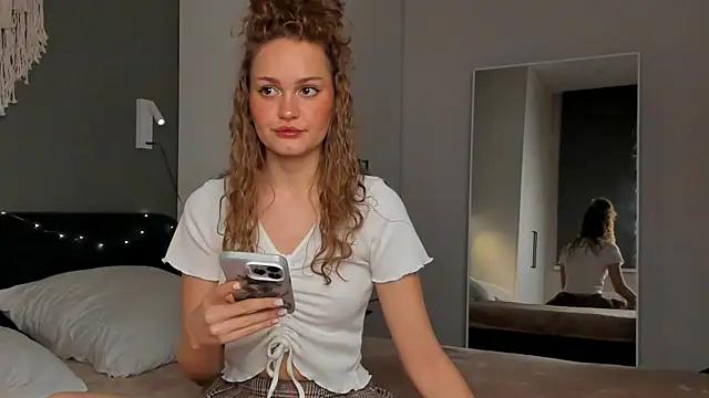 Caroline Smitt online show from September 28, 2025, 11:10 pm