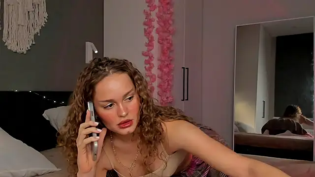 Caroline Smitt online show from September 30, 2025, 10:59 pm