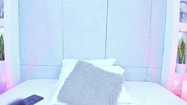 Snapshot of MiaCollson chatting on October 6, 2025, 5:43 pm MiaCollson online show from October 6, 2025, 5:43 pm