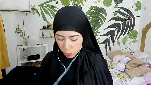 Snapshot of chaymae_nah_ chatting on October 19, 2025, 8:42 pm chaymae nah  online show from October 19, 2025, 8:42 pm