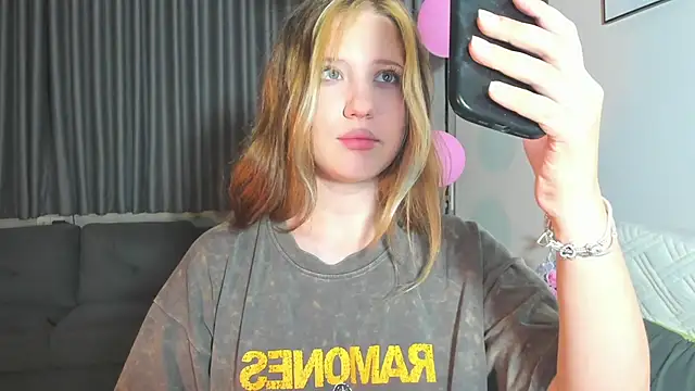 HanahCute online show from March 13, 2025, 9:26 pm