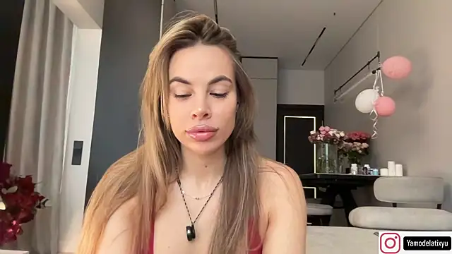 Snapshot of diffgirls2 chatting on October 5, 2025, 10:35 am diffgirls2 online show from October 5, 2025, 10:35 am