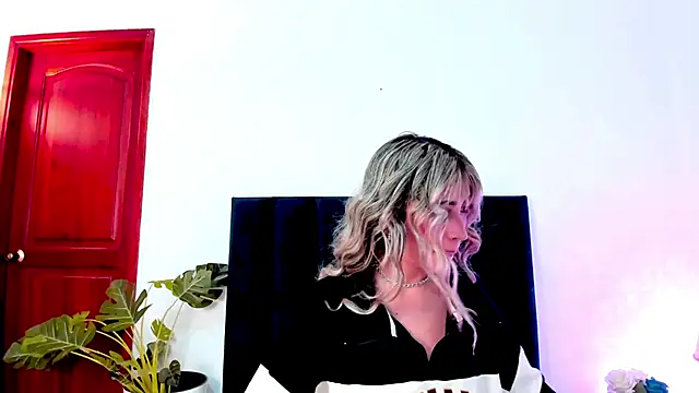 LucyJhonnsonn online show from December 11, 2024, 11:32 pm