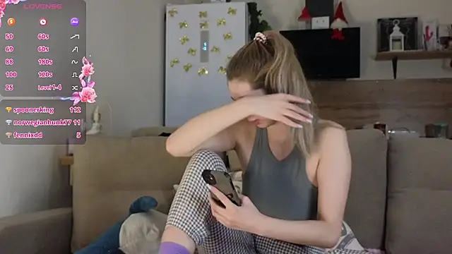 Girl alone home online show from January 15, 2025, 3:07 pm