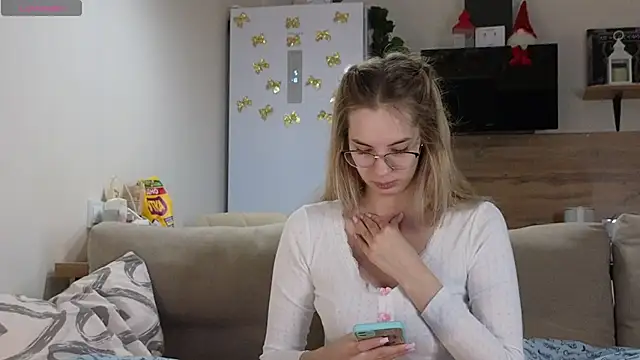Girl alone home online show from January 19, 2025, 3:21 pm