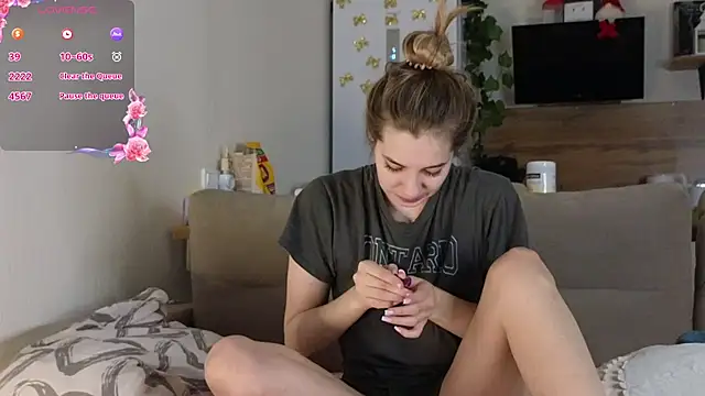 Girl alone home online show from January 24, 2025, 3:43 am