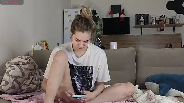 Girl alone home online show from January 25, 2025, 2:15 am