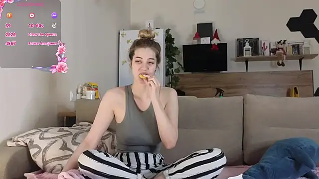 Girl alone home online show from January 29, 2025, 3:15 pm