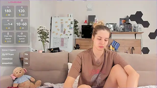 Snapshot of Girl_alone_home chatting on October 25, 2025, 4:09 am Girl alone home online show from October 25, 2025, 4:09 am