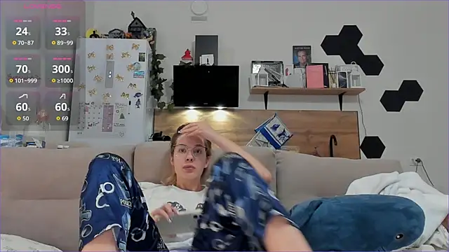 Girl alone home online show from December 20, 2025, 3:13 am