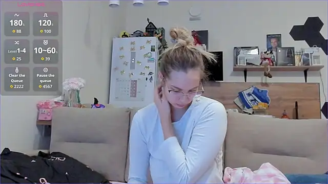 Girl alone home online show from February 5, 2026, 3:33 am