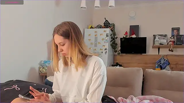 Snapshot of Girl_alone_home chatting on March 19, 2026, 3:49 pm Girl alone home online show from March 19, 2026, 3:49 pm