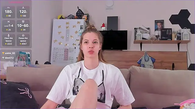 Girl alone home online show from May 2, 2026, 4:12 pm