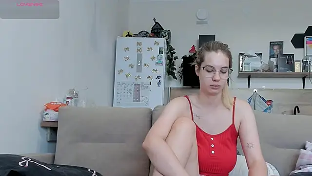 Girl alone home online show from June 18, 2026, 3:40 am