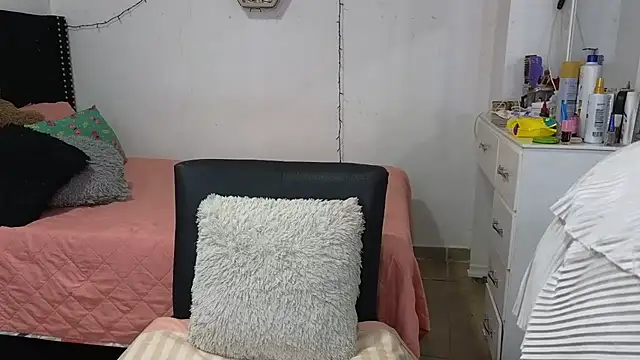 charlotte 077 online show from December 16, 2025, 3:44 am