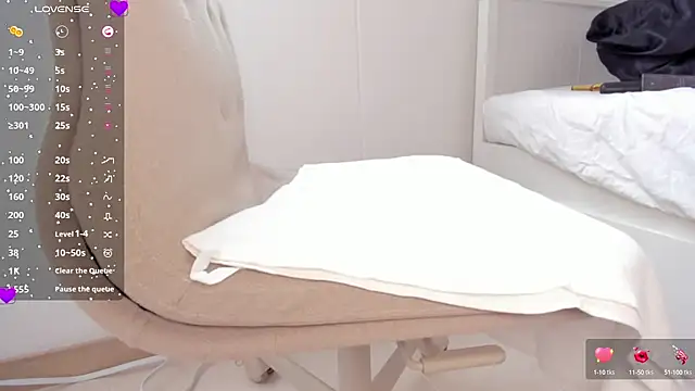 laura-hills18 online show from October 1, 2025, 12:22 pm