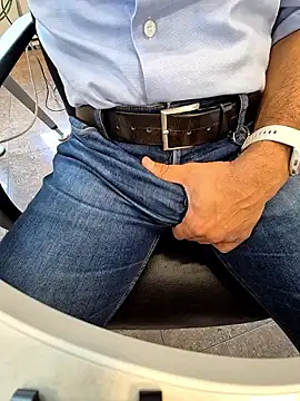 Snapshot of alessandroman2114 chatting on September 30, 2025, 10:31 am alessandroman2114 online show from September 30, 2025, 10:31 am