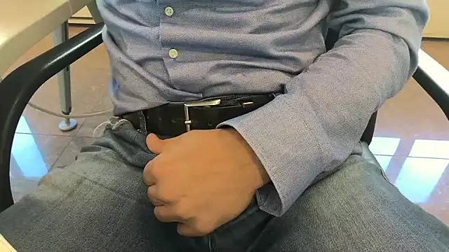 Snapshot of alessandroman2114 chatting on October 6, 2025, 10:23 am alessandroman2114 online show from October 6, 2025, 10:23 am