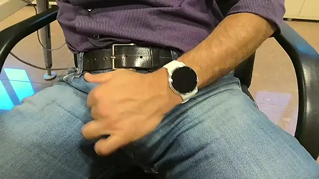 Snapshot of alessandroman2114 chatting on October 8, 2025, 4:37 pm alessandroman2114 online show from October 8, 2025, 4:37 pm