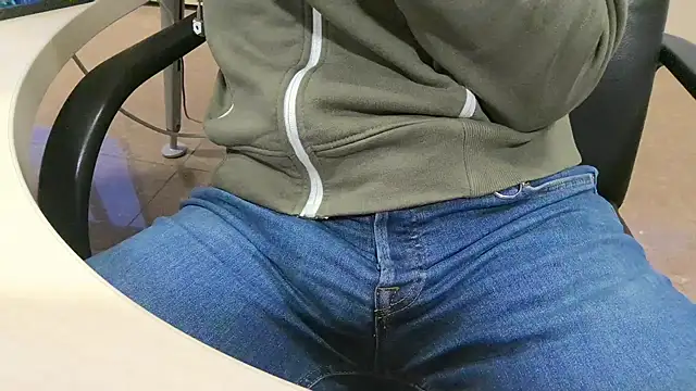 Snapshot of alessandroman2114 chatting on October 21, 2025, 4:19 pm alessandroman2114 online show from October 21, 2025, 4:19 pm